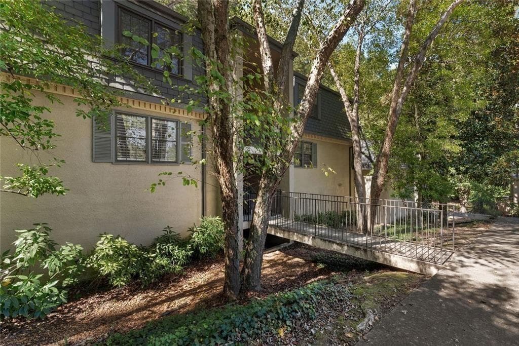 2 bedroom, 2 bathroom, 848 sq ft condominium for sale at 143 Amherst Place, Atlanta, GA 30327 — photo 3