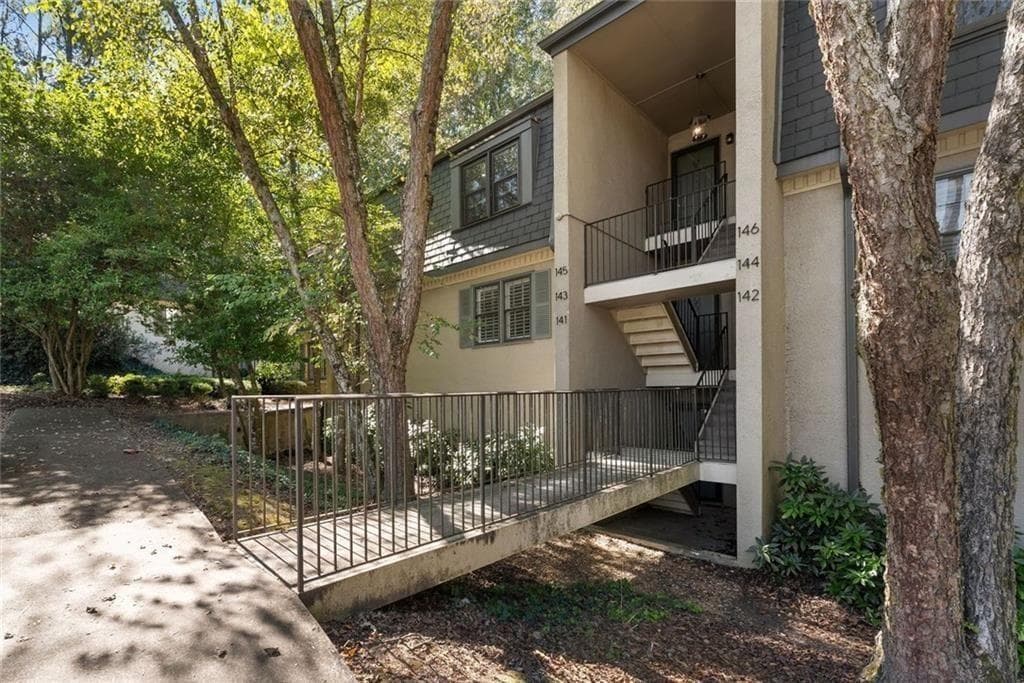 2 bedroom, 2 bathroom, 848 sq ft condominium for sale at 143 Amherst Place, Atlanta, GA 30327 — photo 4