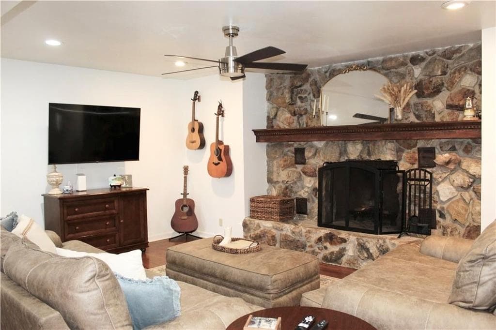 3 bedroom, 2 bathroom, 1,720 sq ft single family residence for sale at 15 Georgia Boulevard, Cartersville, GA 30120 — photo 4