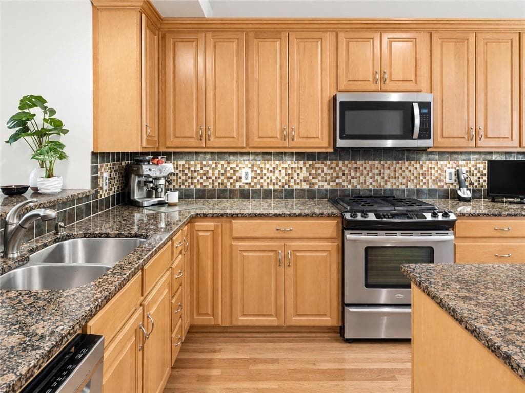 3 bedroom, 3 bathroom, 3,063 sq ft single family residence for sale at 5075 Harbour Ridge Drive, Alpharetta, GA 30005 — photo 4