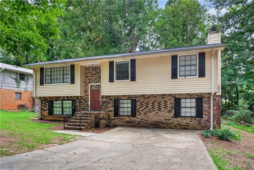 4 bedroom, 3 bathroom, 2,368 sq ft single family residence for sale at 8948 Raven Drive, Jonesboro, GA 30238 — photo 3