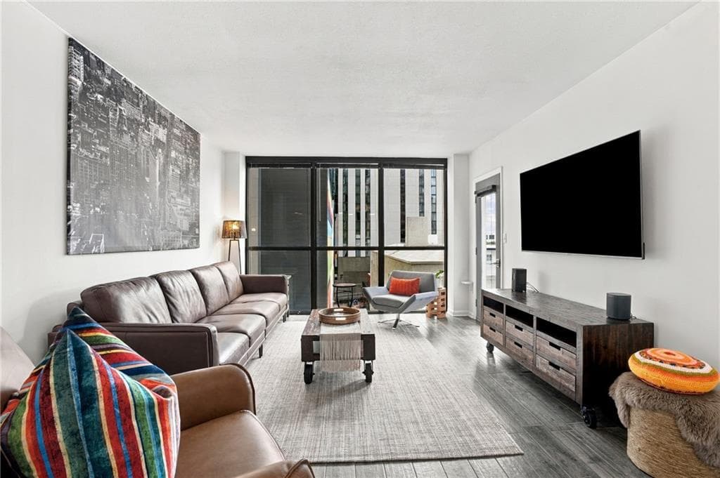 1 bedroom, 1 bathroom, 772 sq ft condominium for sale at 1280 W Peachtree Street 812, Atlanta, GA 30309 — photo 1 of 42