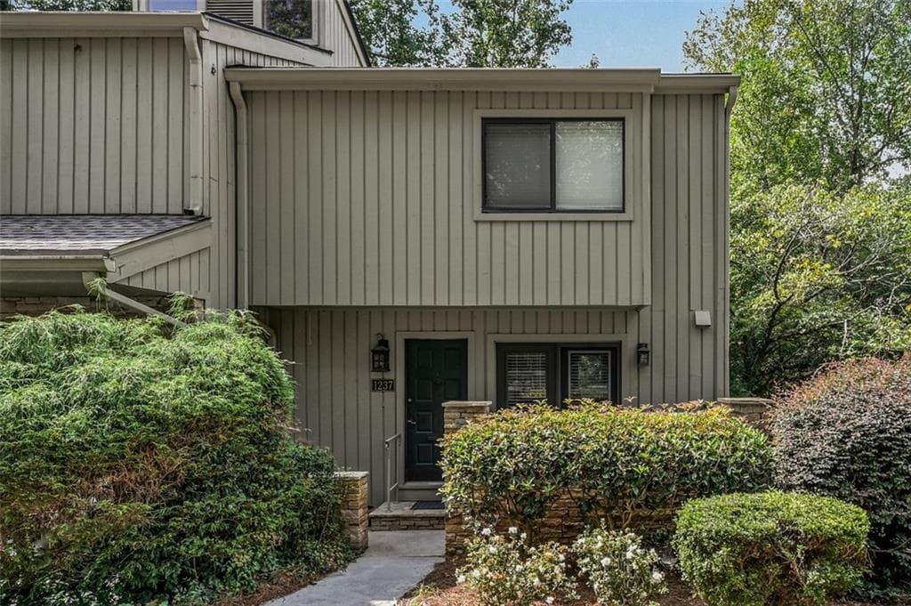 2 bedroom, 2 bathroom, 1,422 sq ft townhouse for sale at 1237 Druid Knoll Drive, Brookhaven, GA 30319