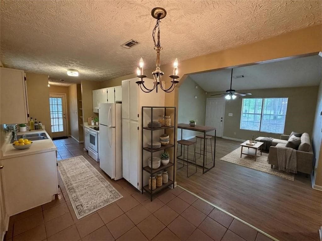 3 bedroom, 2 bathroom, 1,118 sq ft single family residence for sale at 122 Oriole Drive, Jonesboro, GA 30238 — photo 5