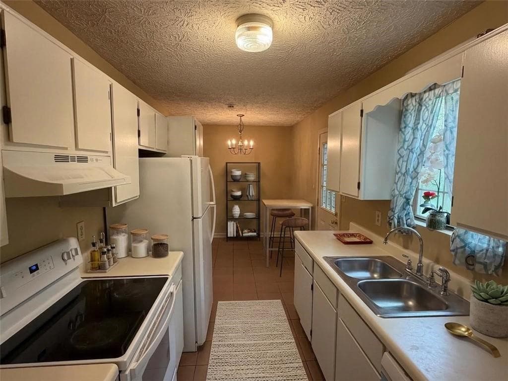 3 bedroom, 2 bathroom, 1,118 sq ft single family residence for sale at 122 Oriole Drive, Jonesboro, GA 30238 — photo 6