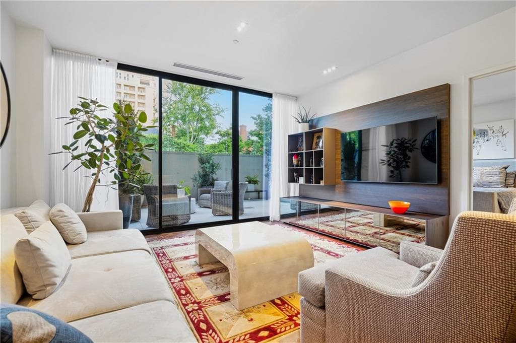 1 bedroom, 1 bathroom, 1,048 sq ft condominium for sale at 2660 Peachtree Road 4E, Atlanta, GA 30305