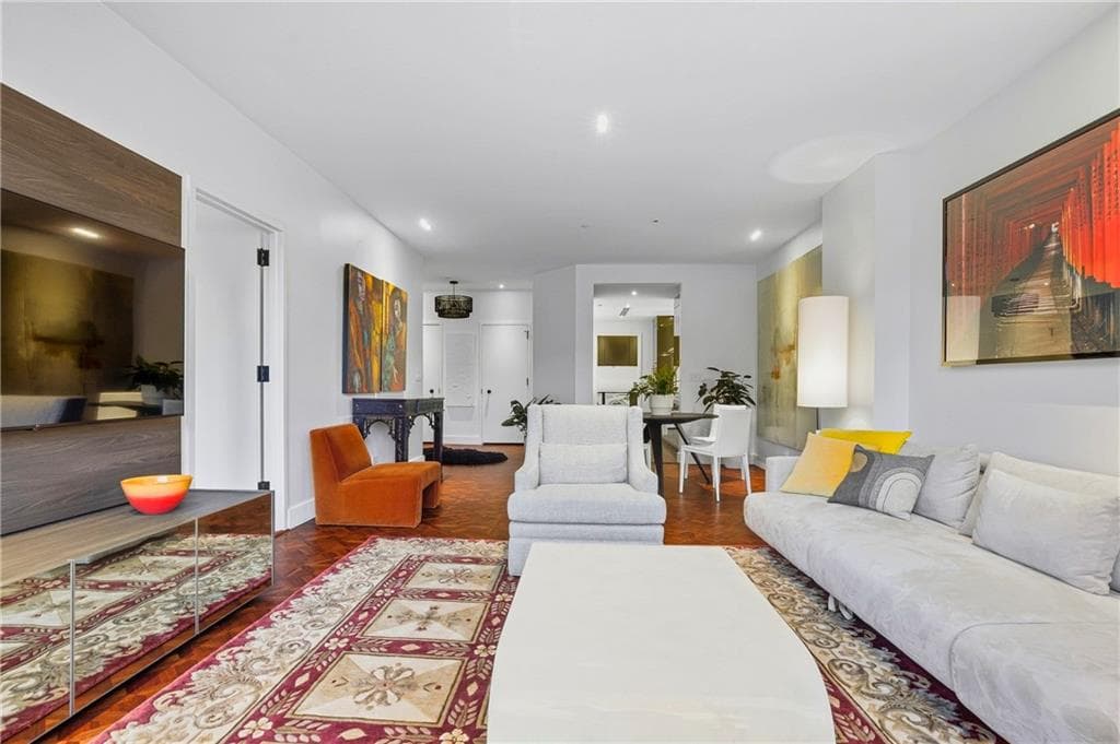 1 bedroom, 1 bathroom, 1,048 sq ft condominium for sale at 2660 Peachtree Road 4E, Atlanta, GA 30305 — photo 5