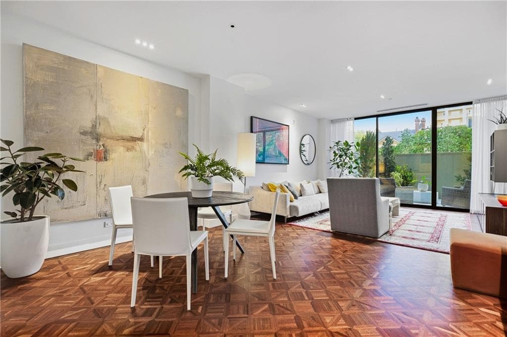 1 bedroom, 1 bathroom, 1,048 sq ft condominium for sale at 2660 Peachtree Road 4E, Atlanta, GA 30305 — photo 4