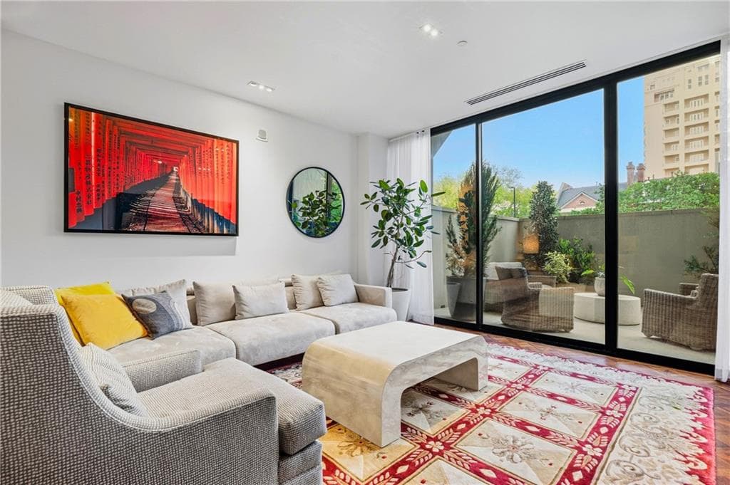 1 bedroom, 1 bathroom, 1,048 sq ft condominium for sale at 2660 Peachtree Road 4E, Atlanta, GA 30305 — photo 3