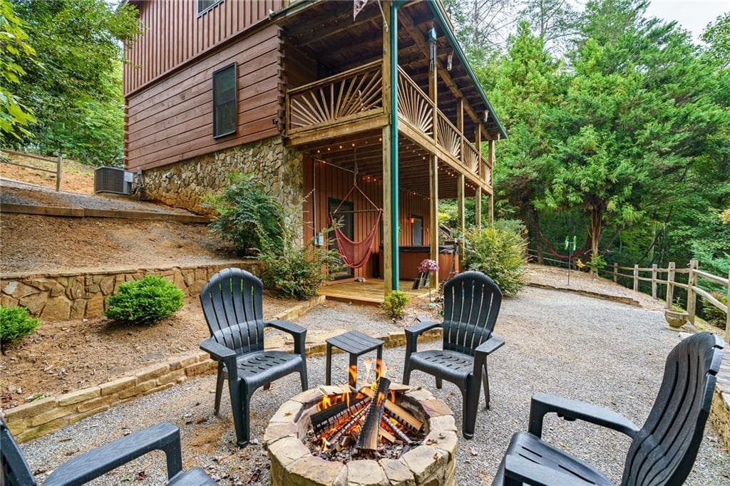 3 bedroom, 3 bathroom, 720 sq ft single family residence for sale at 405 Donna Lee Lane, Mineral Bluff, GA 30559 — photo 3