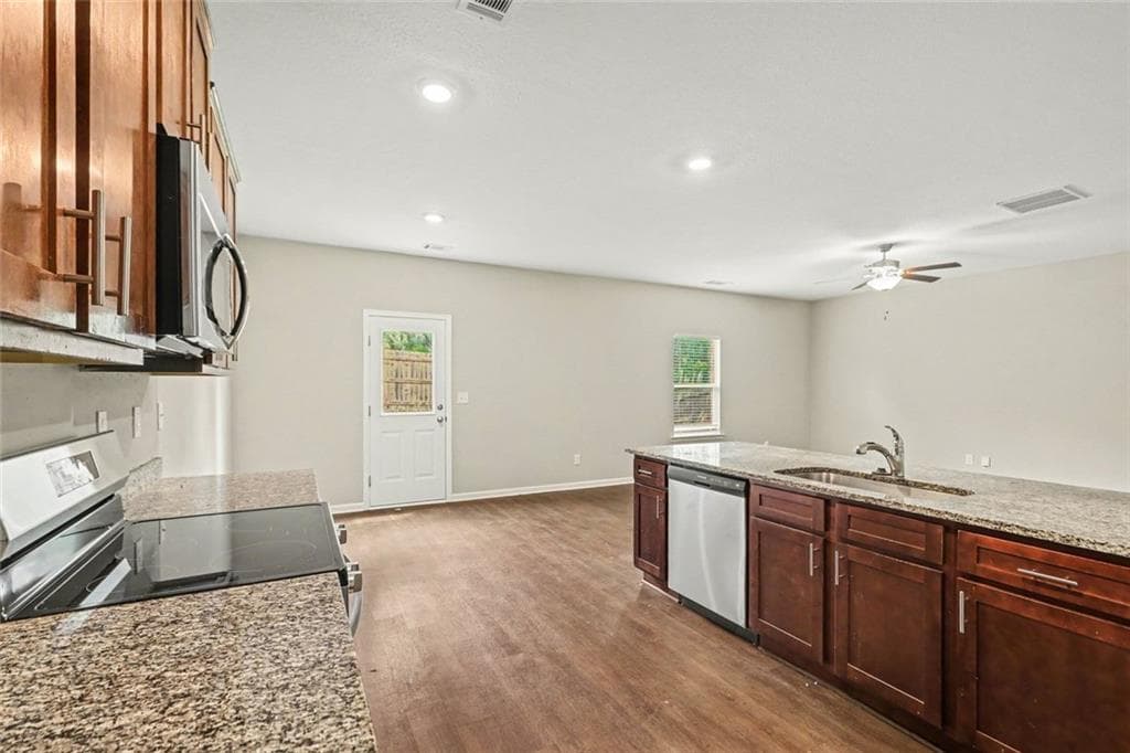 3 bedroom, 3 bathroom, 1,924 sq ft single family residence for sale at 4944 Bridle Run Trail, Douglasville, GA 30135 — photo 5