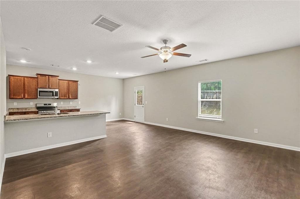 3 bedroom, 3 bathroom, 1,924 sq ft single family residence for sale at 4944 Bridle Run Trail, Douglasville, GA 30135 — photo 8