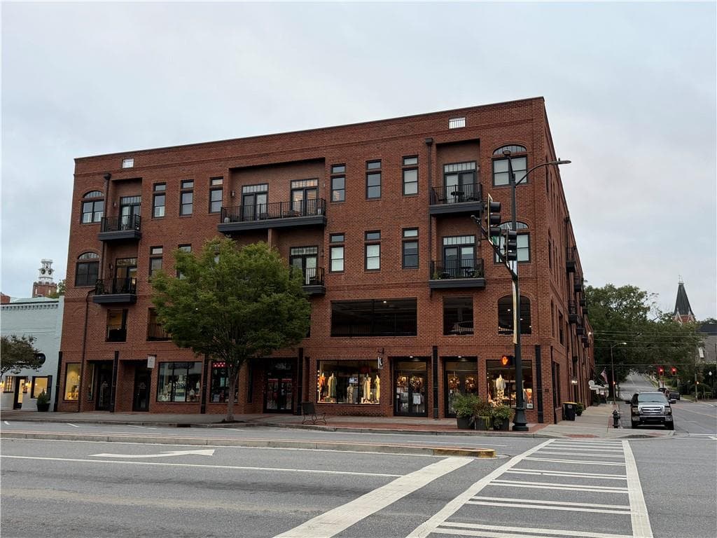 1 bedroom, 1 bathroom, 924 sq ft condominium for sale at 1 E 3rd Avenue 402, Rome, GA 30161
