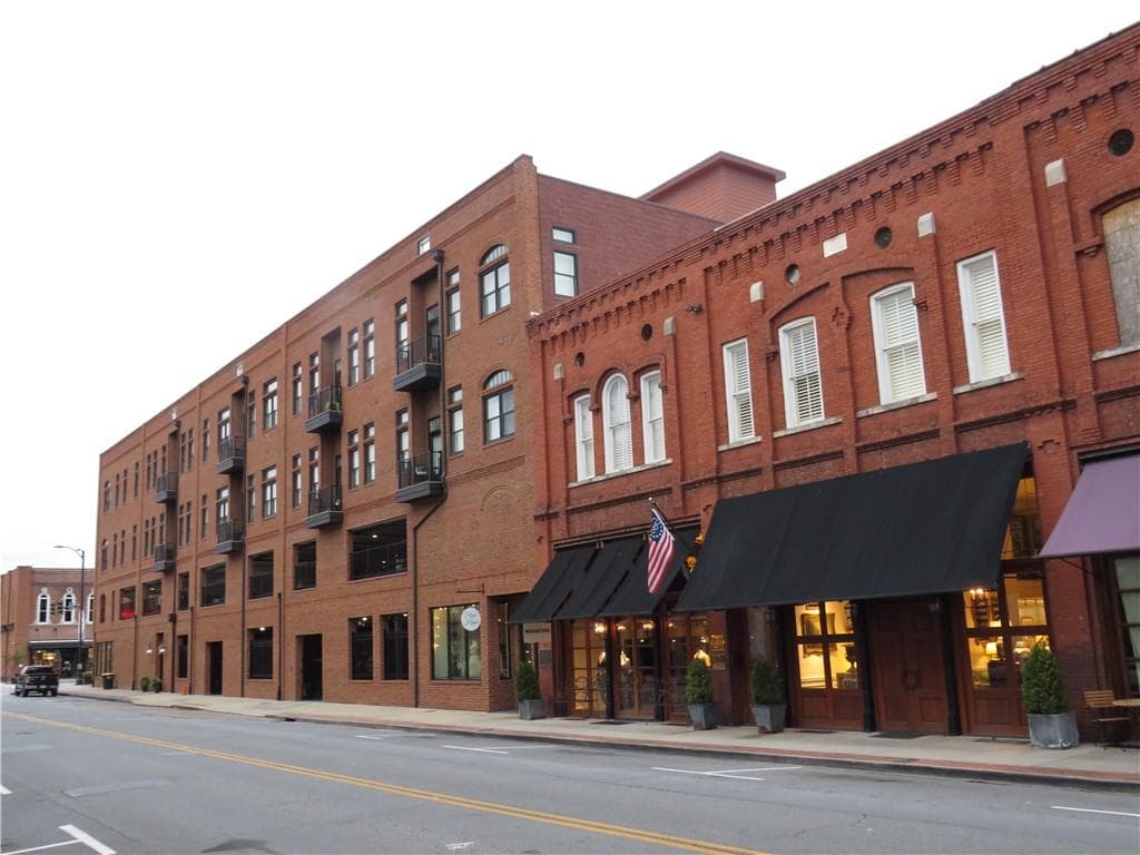 1 bedroom, 1 bathroom, 924 sq ft condominium for sale at 1 E 3rd Avenue 402, Rome, GA 30161 — photo 2