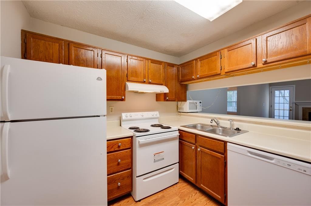 2 bedroom, 2 bathroom, 738 sq ft condominium for rent at 466 Teal Court, Roswell, GA 30076 for $1,650 a month — photo 6