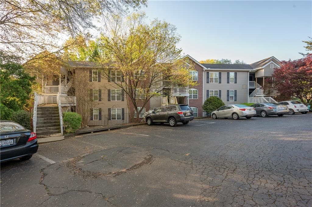 2 bedroom, 2 bathroom, 738 sq ft condominium for rent at 466 Teal Court, Roswell, GA 30076 for $1,650 a month