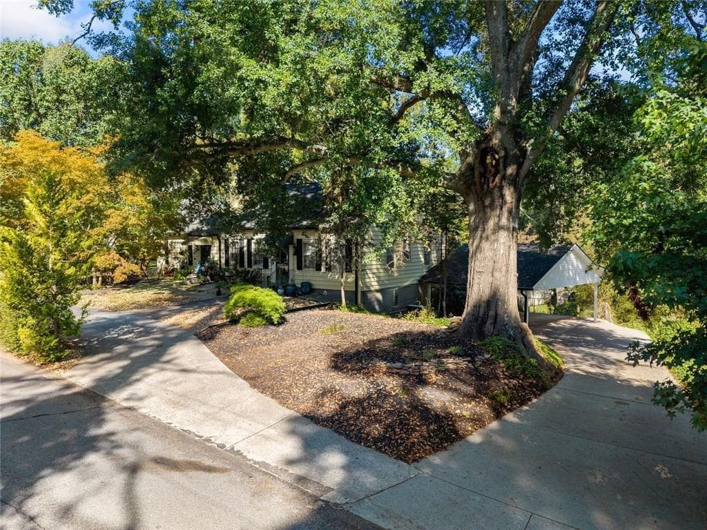 4 bedroom, 2 bathroom, 2,528 sq ft single family residence for sale at 1049 Park Street, Gainesville, GA 30501 — photo 4