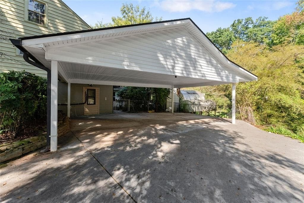4 bedroom, 2 bathroom, 2,528 sq ft single family residence for sale at 1049 Park Street, Gainesville, GA 30501 — photo 5