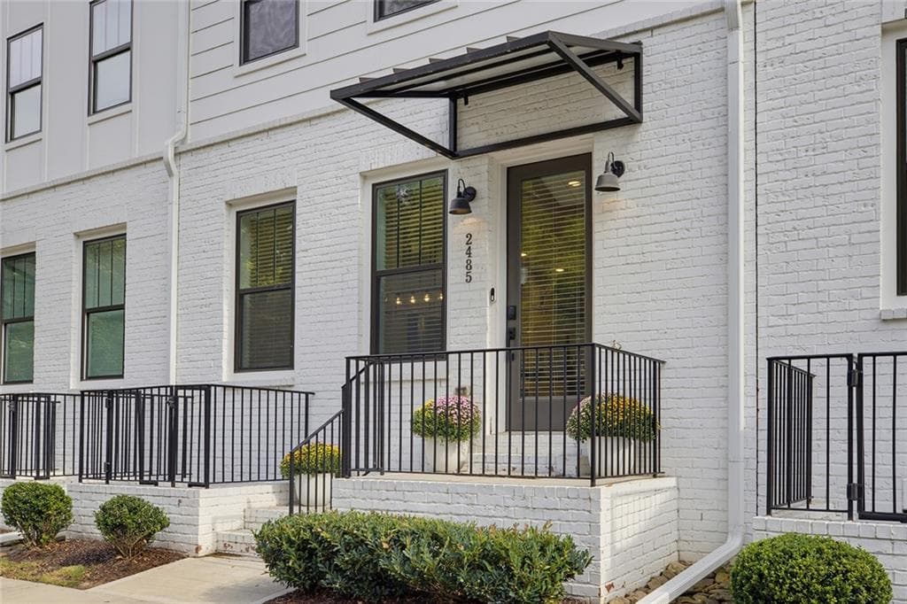 3 bedroom, 4 bathroom, 2,196 sq ft townhouse for sale at 2485 Sycamore Road, Atlanta, GA 30318 — photo 2
