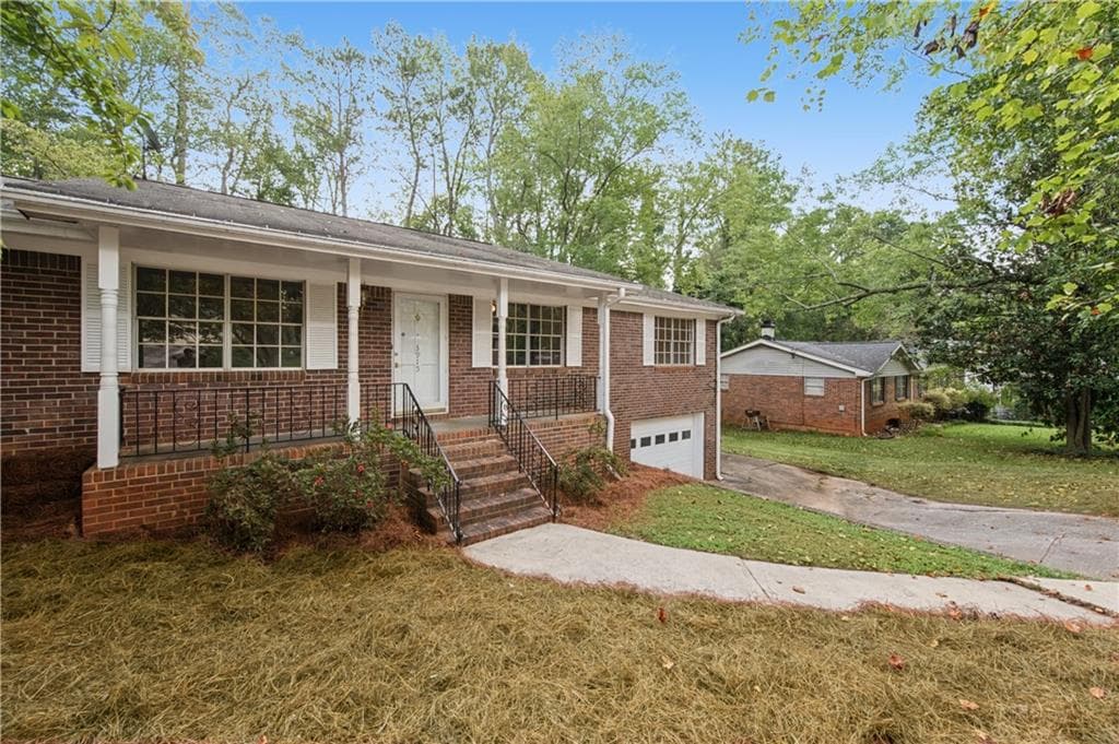 3 bedroom, 2 bathroom, 2,680 sq ft single family residence for sale at 3915 Green Forest Lane, Smyrna, GA 30082 — photo 3
