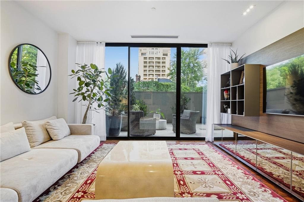 1 bedroom, 1 bathroom, 1,048 sq ft condominium for sale at 2660 Peachtree Road 4E, Atlanta, GA 30305 — photo 2