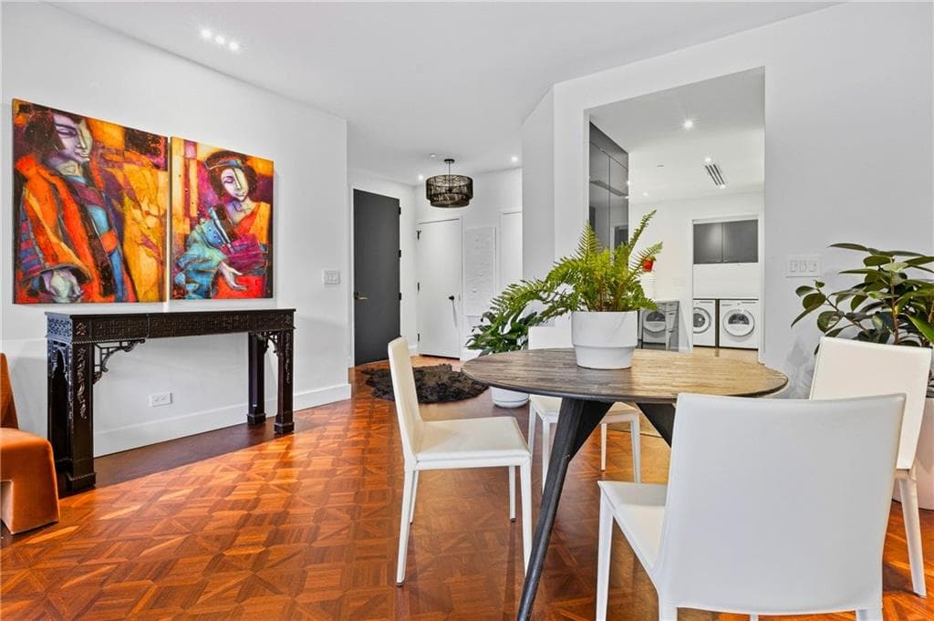 1 bedroom, 1 bathroom, 1,048 sq ft condominium for sale at 2660 Peachtree Road 4E, Atlanta, GA 30305 — photo 6
