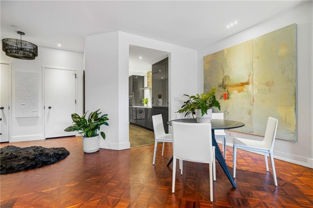 1 bedroom, 1 bathroom, 1,048 sq ft condominium for sale at 2660 Peachtree Road 4E, Atlanta, GA 30305 — photo 8