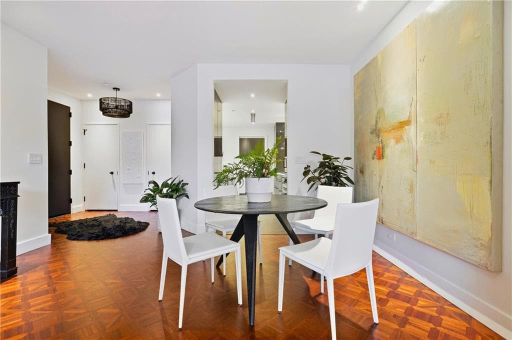 1 bedroom, 1 bathroom, 1,048 sq ft condominium for sale at 2660 Peachtree Road 4E, Atlanta, GA 30305 — photo 9