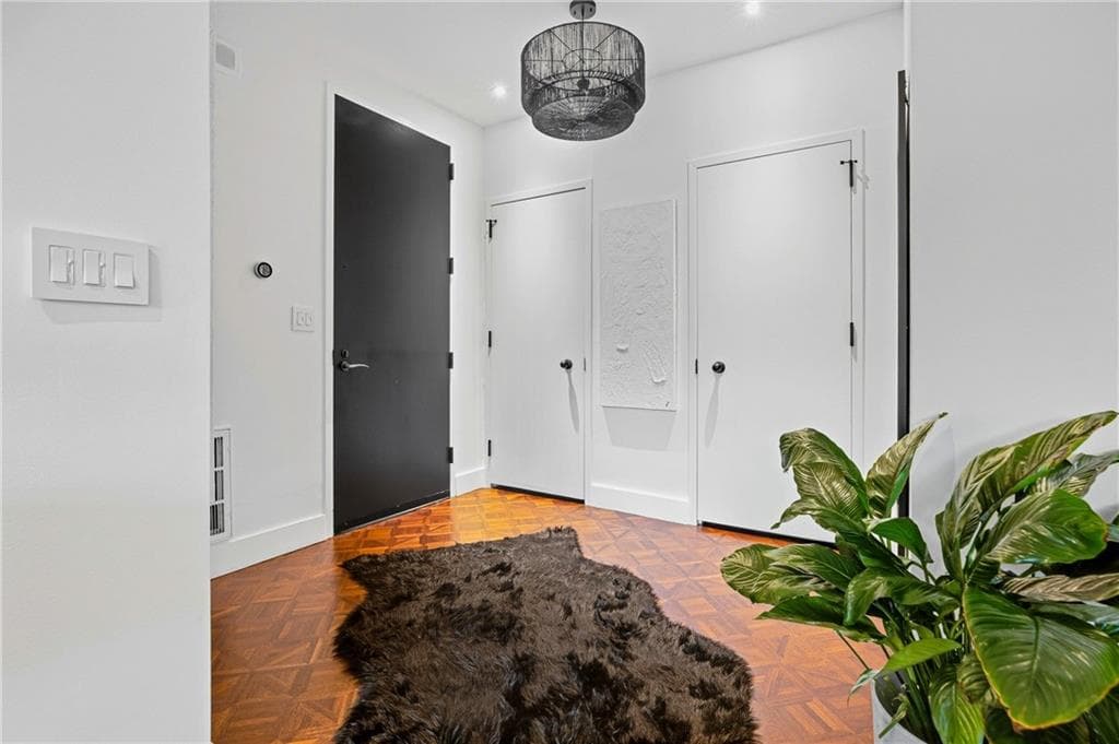 1 bedroom, 1 bathroom, 1,048 sq ft condominium for sale at 2660 Peachtree Road 4E, Atlanta, GA 30305 — photo 10