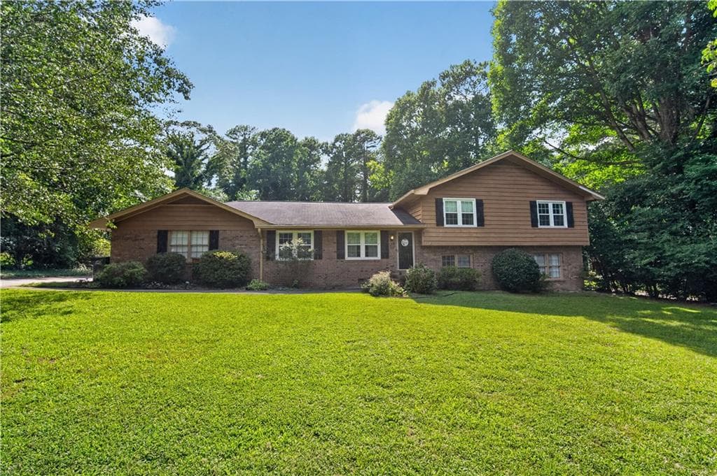 5 bedroom, 3 bathroom, 2,776 sq ft single family residence under contract at 2197 Valley Creek Circle, Snellville, GA 30078 — photo 2