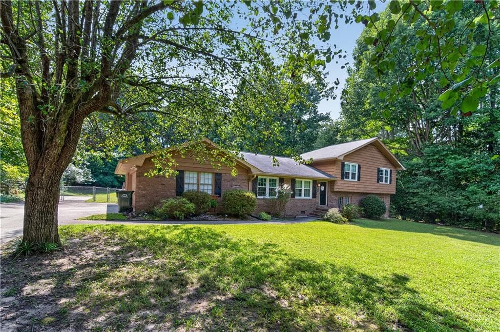 5 bedroom, 3 bathroom, 2,776 sq ft single family residence under contract at 2197 Valley Creek Circle, Snellville, GA 30078 — photo 3