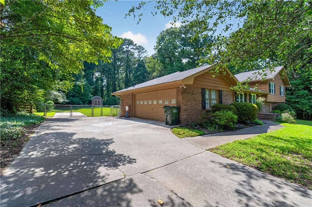 5 bedroom, 3 bathroom, 2,776 sq ft single family residence under contract at 2197 Valley Creek Circle, Snellville, GA 30078 — photo 4