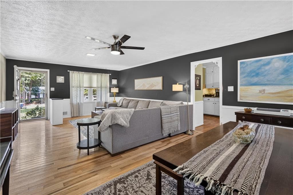 5 bedroom, 3 bathroom, 2,776 sq ft single family residence under contract at 2197 Valley Creek Circle, Snellville, GA 30078 — photo 5