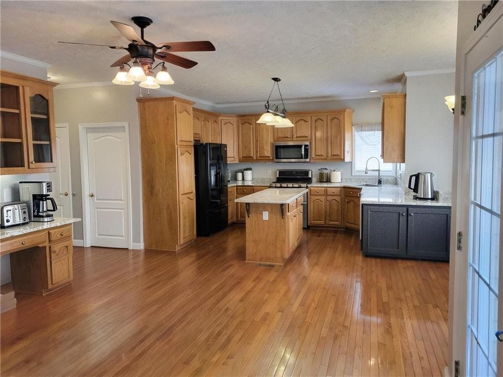 6 bedroom, 4 bathroom, 4,393 sq ft single family residence for sale at 190 Baywatch Circle, Fayetteville, GA 30215 — photo 8
