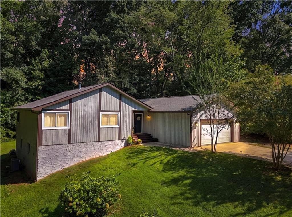 3 bedroom, 2 bathroom, 2,041 sq ft single family residence for sale at 2644 Royal Oak Court, Acworth, GA 30102 — photo 2