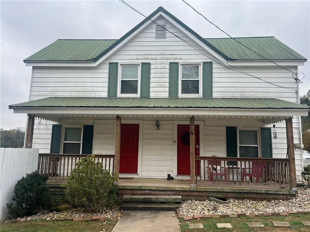 1 bedroom, 2 bathroom duplex for rent at 21 Highland Street, Gainesville, GA 30501 for $1,395 a month