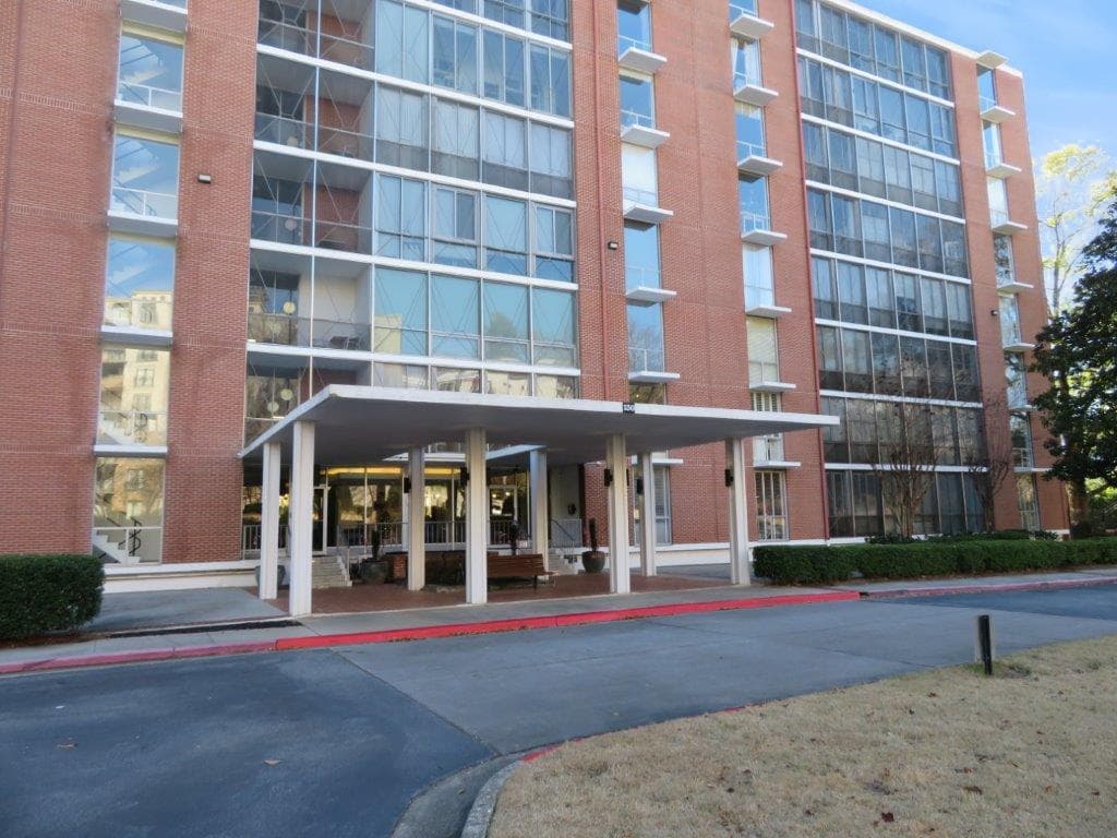 1 bedroom, 1 bathroom, 815 sq ft condominium for sale at 130 26th Street 703, Atlanta, GA 30309 — photo 2