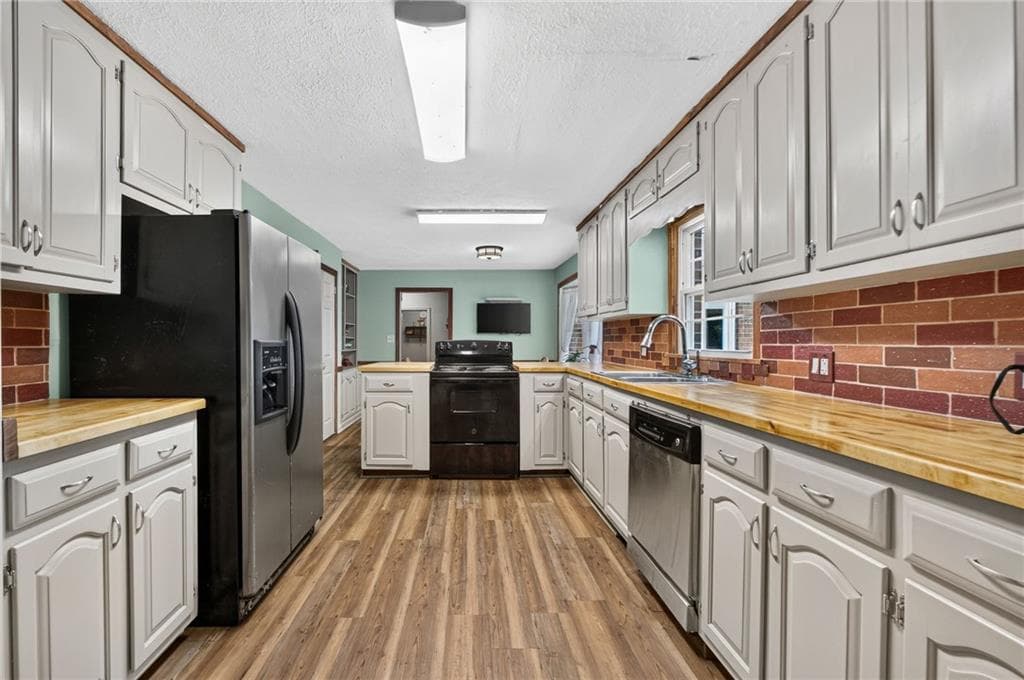 4 bedroom, 3 bathroom, 3,366 sq ft single family residence for sale at 169 Silver Dollar Road, Barnesville, GA 30204 — photo 4