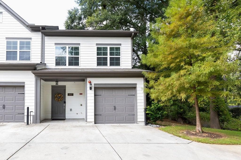 3 bedroom, 3 bathroom, 1,535 sq ft townhouse for sale at 2857 Regal Park, Atlanta, GA 30318 — photo 2