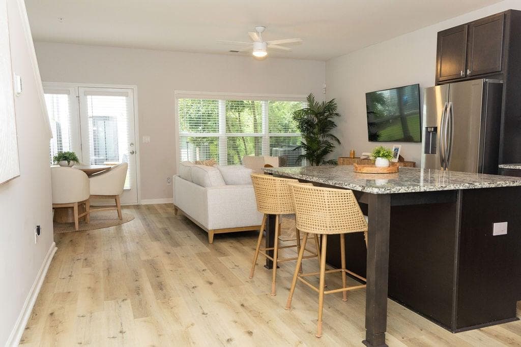 3 bedroom, 3 bathroom, 1,535 sq ft townhouse for sale at 2857 Regal Park, Atlanta, GA 30318 — photo 7