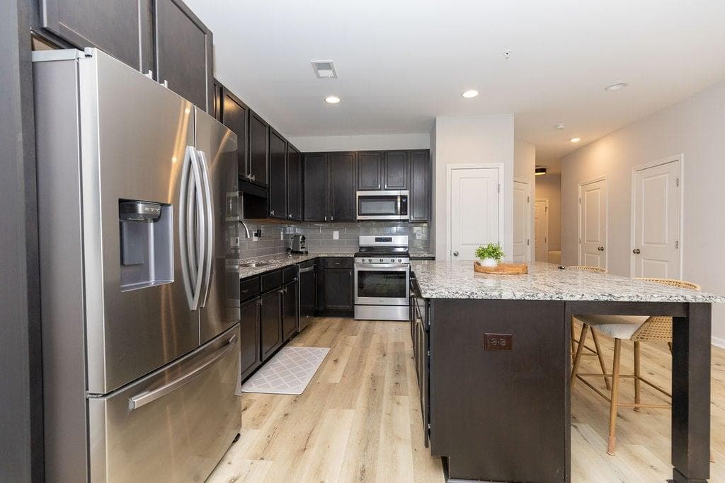 3 bedroom, 3 bathroom, 1,535 sq ft townhouse for sale at 2857 Regal Park, Atlanta, GA 30318 — photo 8