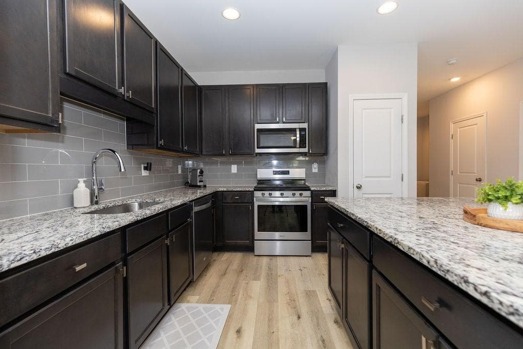 3 bedroom, 3 bathroom, 1,535 sq ft townhouse for sale at 2857 Regal Park, Atlanta, GA 30318 — photo 9