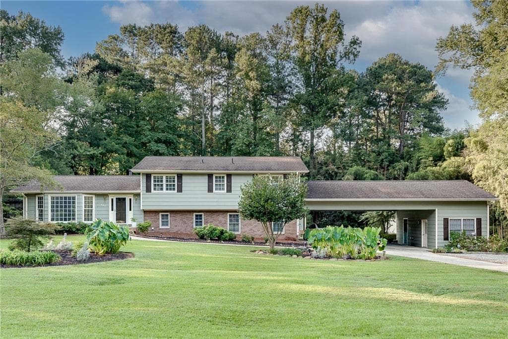 5 bedroom, 3 bathroom, 2,138 sq ft single family residence under contract at 1660 Northwoods Drive, Marietta, GA 30066 — photo 2