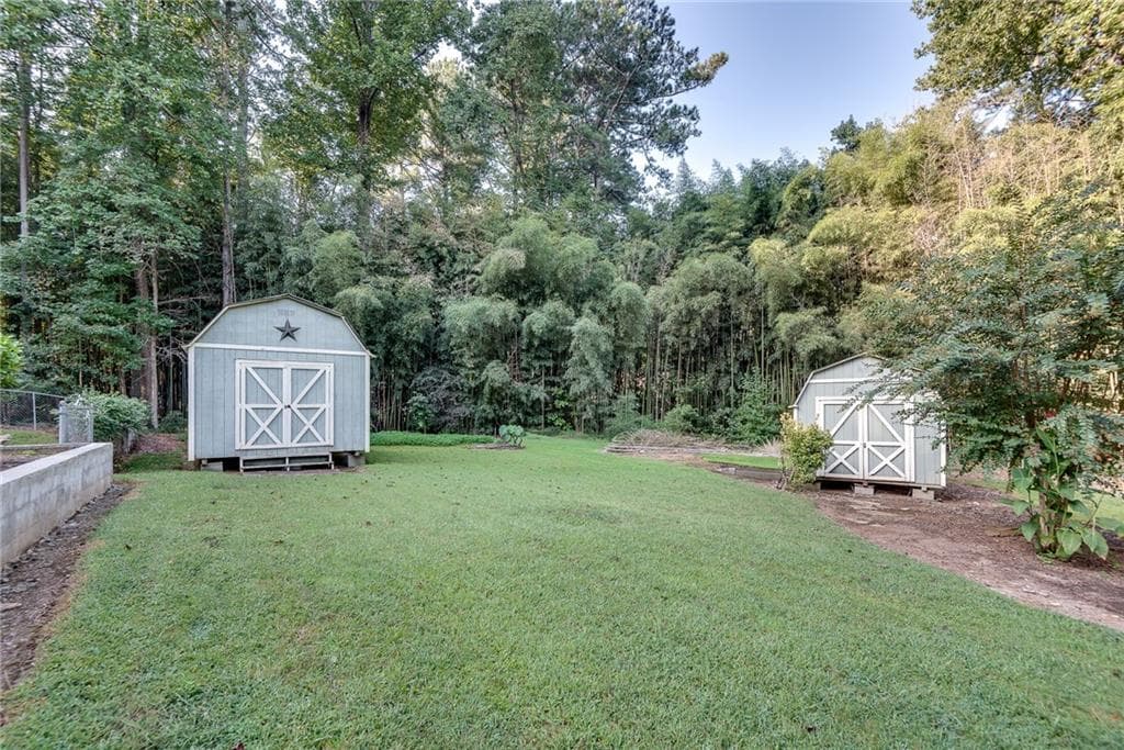 5 bedroom, 3 bathroom, 2,138 sq ft single family residence under contract at 1660 Northwoods Drive, Marietta, GA 30066 — photo 3