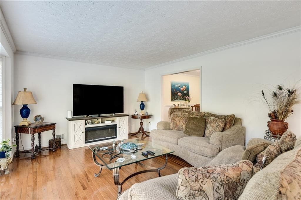 5 bedroom, 3 bathroom, 2,138 sq ft single family residence under contract at 1660 Northwoods Drive, Marietta, GA 30066 — photo 7