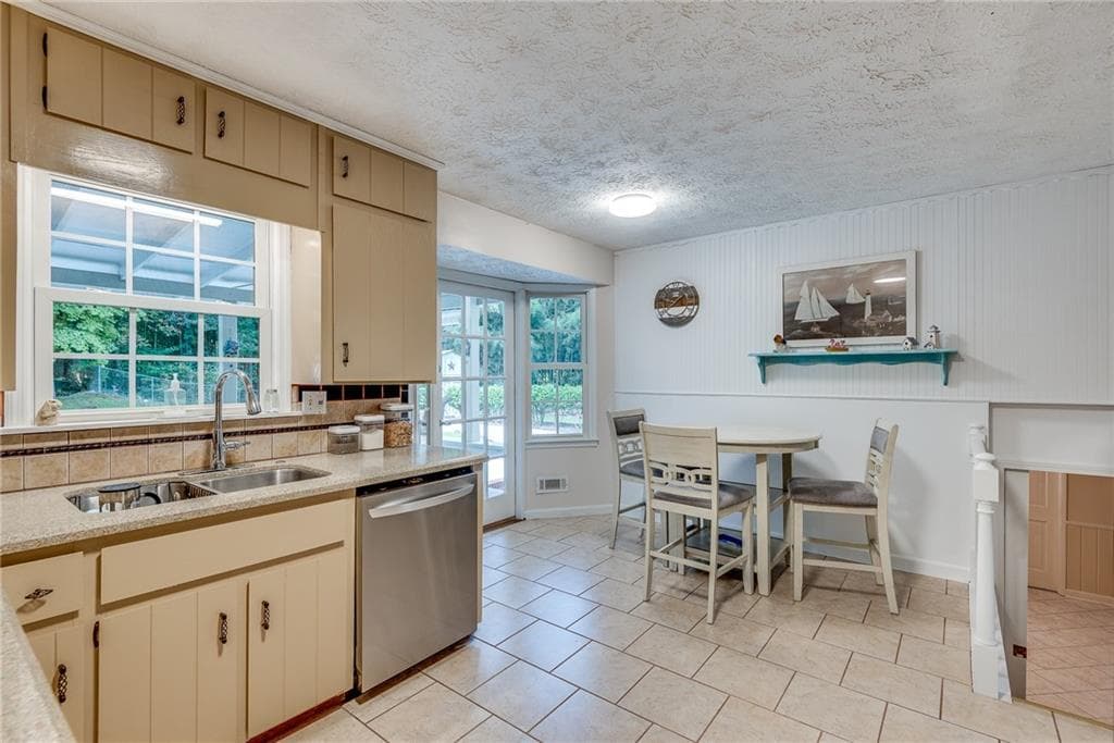 5 bedroom, 3 bathroom, 2,138 sq ft single family residence under contract at 1660 Northwoods Drive, Marietta, GA 30066 — photo 8