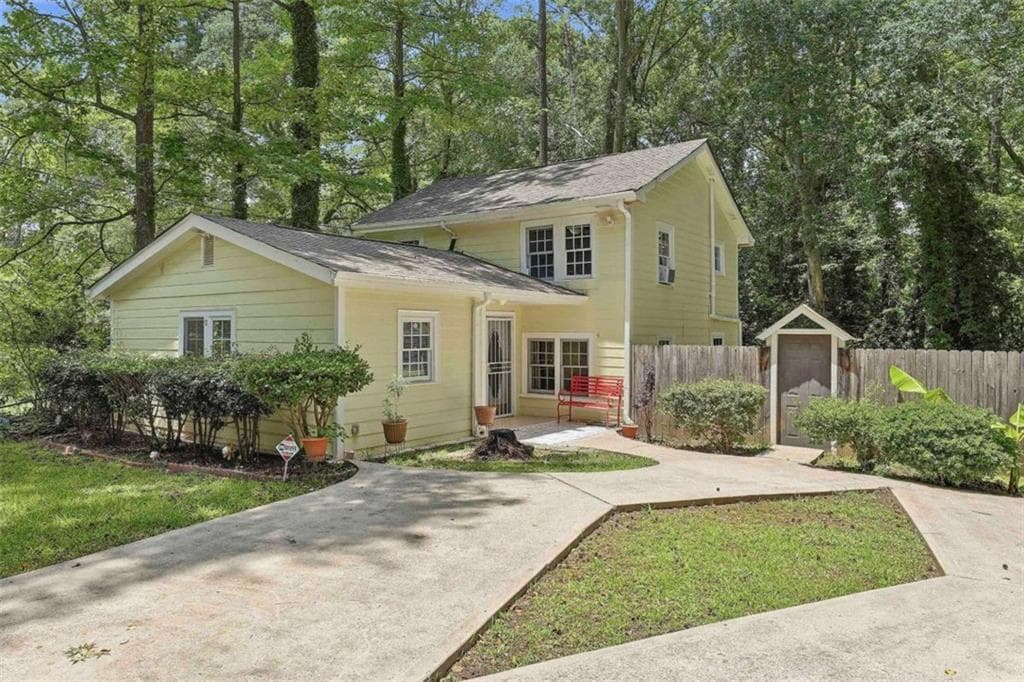 3 bedroom, 2 bathroom, 1,752 sq ft single family residence under contract at 184 Fairview Drive, Fairburn, GA 30213