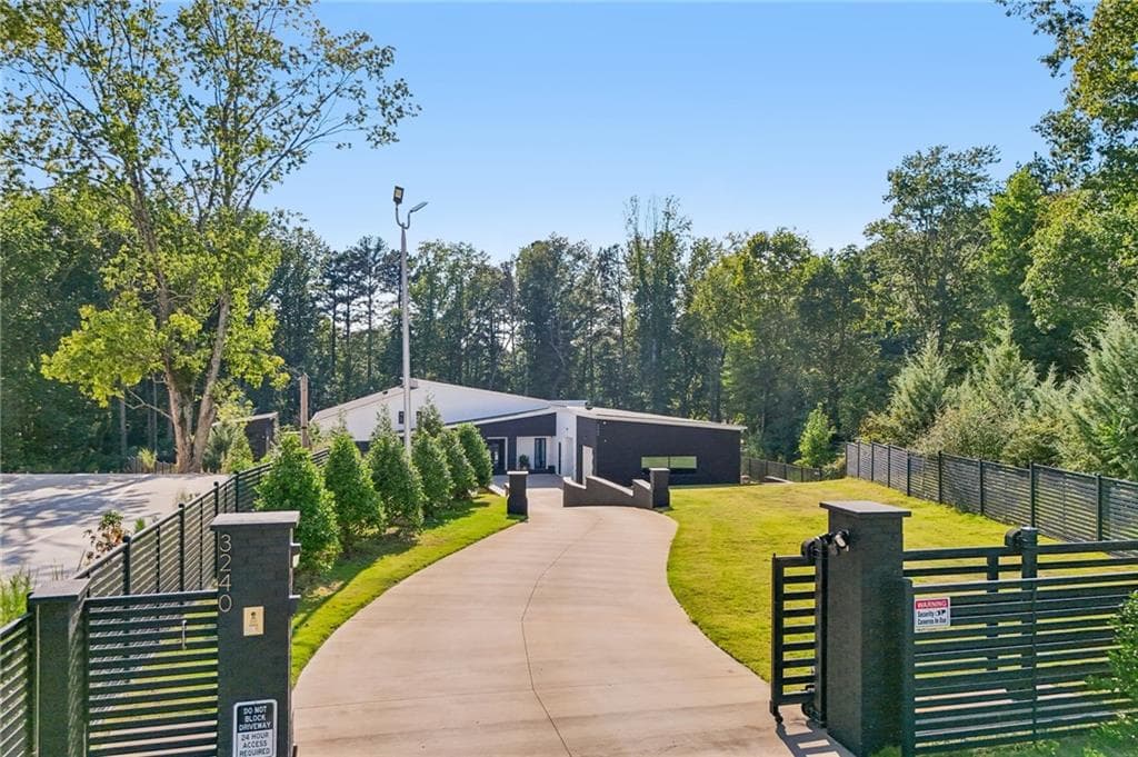 5 bedroom, 8 bathroom, 5,446 sq ft single family residence for sale at 3240 Smithtown Rd, Suwanee, GA 30024 — photo 2