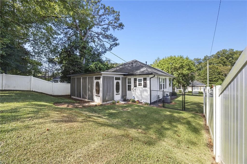 1 bedroom, 1 bathroom, 832 sq ft single family residence for sale at 143 O Street, Thomaston, GA 30286 — photo 2