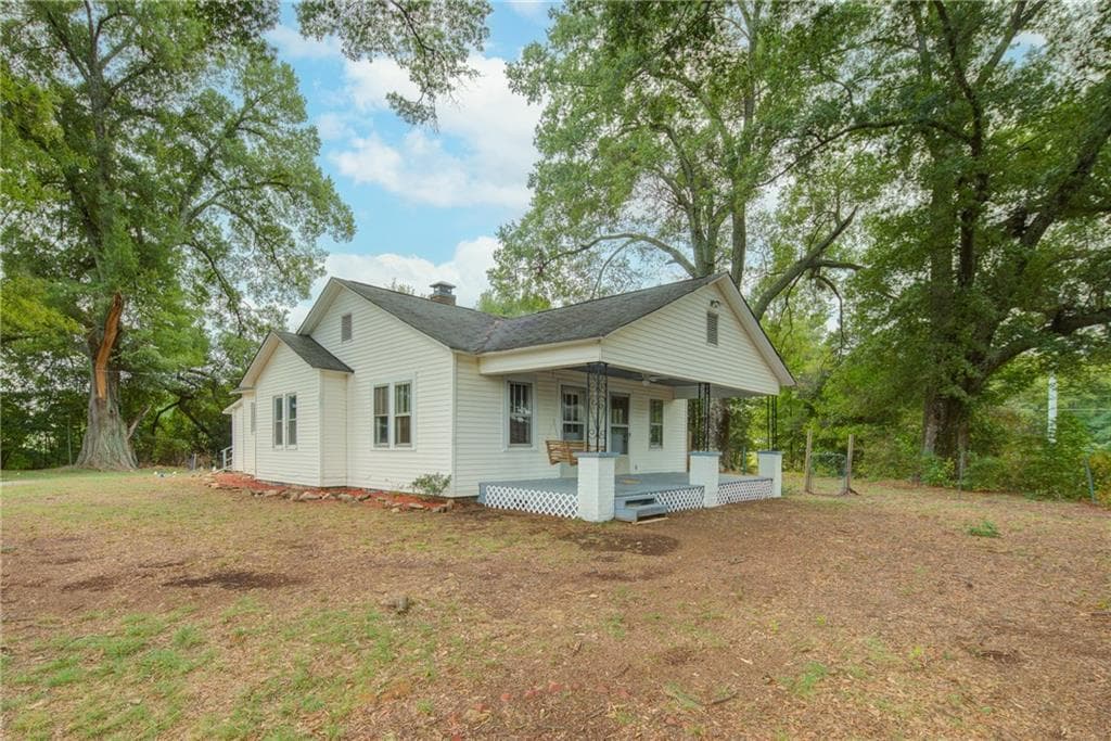 3 bedroom, 2 bathroom, 1,360 sq ft single family residence for rent at 7985 Midway Road, Alpharetta, GA 30004 for $2,095 a month — photo 2
